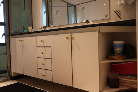 Apartamento à venda com 250m², 4 quartos e 4 vagasBanheiro da Suíte 2