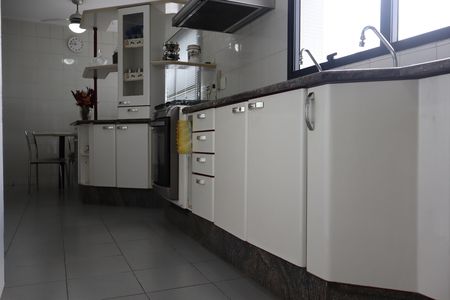 Apartamento à venda com 250m², 4 quartos e 4 vagasCozinha 