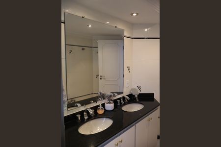 Apartamento à venda com 250m², 4 quartos e 4 vagasBanheiro da Suíte 3