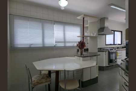Apartamento à venda com 250m², 4 quartos e 4 vagasCozinha 