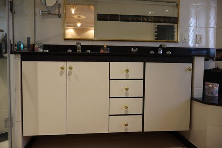 Apartamento à venda com 250m², 4 quartos e 4 vagasBanheiro da Suíte 1