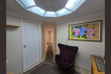 Apartamento à venda com 250m², 4 quartos e 4 vagasHall entre as Suítes 