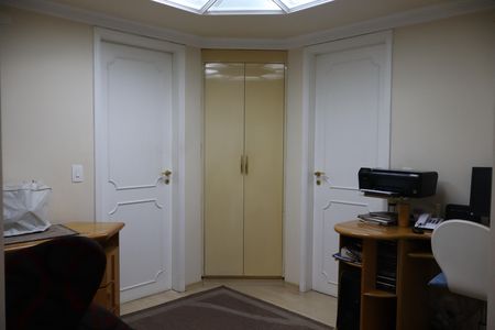 Apartamento à venda com 250m², 4 quartos e 4 vagasHall entre as Suítes 
