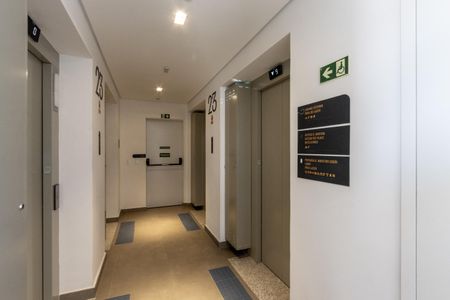 Studio à venda com 27m², 1 quarto e sem vaga Studio à venda com 27m², 1 quarto e sem vagaHall do Elevador