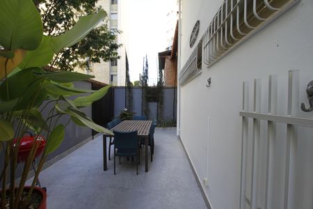 Casa à venda com 291m², 5 quartos e 8 vagasVaranda