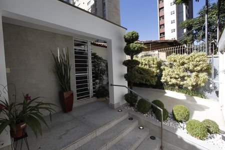 Casa à venda com 291m², 5 quartos e 8 vagasEntrada