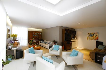 Casa à venda com 291m², 5 quartos e 8 vagasSala