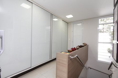 Casa à venda com 291m², 5 quartos e 8 vagasEscada