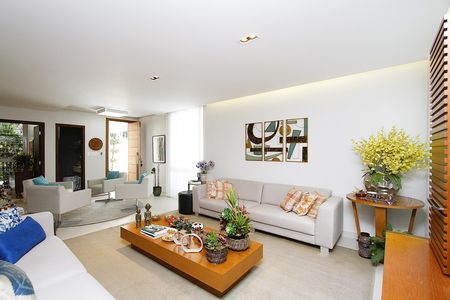 Casa à venda com 291m², 5 quartos e 8 vagasSala