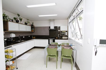 Casa à venda com 291m², 5 quartos e 8 vagasCozinha