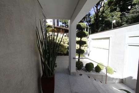 Casa à venda com 291m², 5 quartos e 8 vagasEntrada
