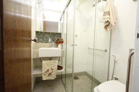 Casa à venda com 291m², 5 quartos e 8 vagasBanheiro do Quarto 5