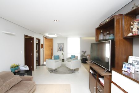 Casa à venda com 291m², 5 quartos e 8 vagasSala