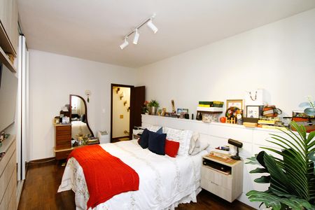 Casa à venda com 291m², 5 quartos e 8 vagasQuarto 1 - Suíte