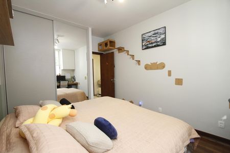 Casa à venda com 291m², 5 quartos e 8 vagasQuarto 2