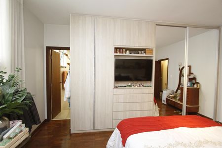 Casa à venda com 291m², 5 quartos e 8 vagasQuarto 1 - Suíte