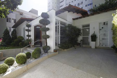 Casa à venda com 291m², 5 quartos e 8 vagasEntrada