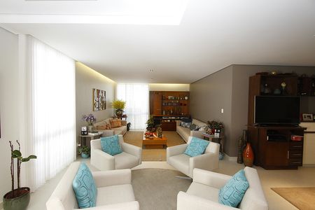 Casa à venda com 291m², 5 quartos e 8 vagasSala