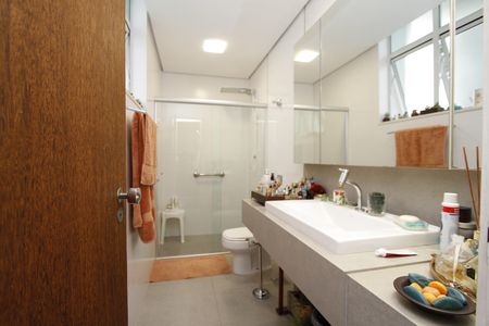 Casa à venda com 291m², 5 quartos e 8 vagasBanheiro da Suíte