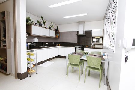 Casa à venda com 291m², 5 quartos e 8 vagasCozinha