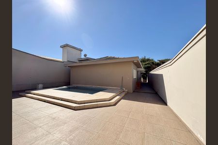 Casa para alugar com 230m², 4 quartos e 5 vagas Casa para alugar com 230m², 4 quartos e 5 vagasPiscina