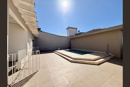 Casa para alugar com 230m², 4 quartos e 5 vagas Casa para alugar com 230m², 4 quartos e 5 vagasPiscina