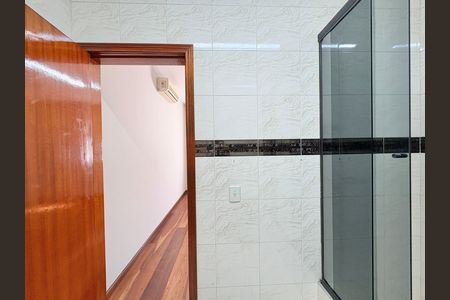Casa para alugar com 230m², 4 quartos e 5 vagas Casa para alugar com 230m², 4 quartos e 5 vagasBanheiro da Suíte 1