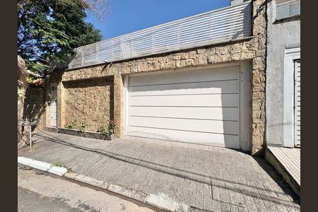 Casa para alugar com 230m², 4 quartos e 5 vagas Casa para alugar com 230m², 4 quartos e 5 vagasFachada