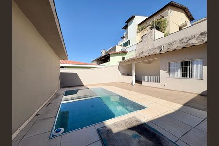Casa para alugar com 230m², 4 quartos e 5 vagas Casa para alugar com 230m², 4 quartos e 5 vagasPiscina