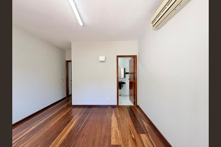 Casa para alugar com 230m², 4 quartos e 5 vagas Casa para alugar com 230m², 4 quartos e 5 vagasSuíte 1