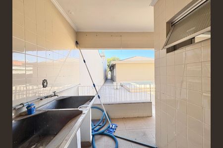 Área de Serviço de casa para alugar com 4 quartos, 230m² em Parque Sao Domingos, São Paulo