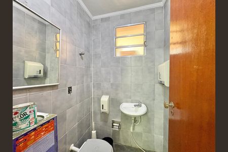 Casa para alugar com 230m², 4 quartos e 5 vagas Casa para alugar com 230m², 4 quartos e 5 vagasLavabo da Garagem