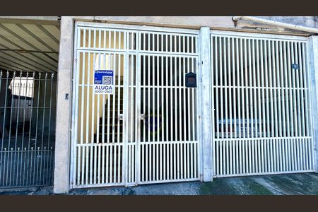 Placa instalada na fachada do imóvel  de casa para alugar com 3 quartos, 120m² em Jardim Sao Francisco, Guarulhos
