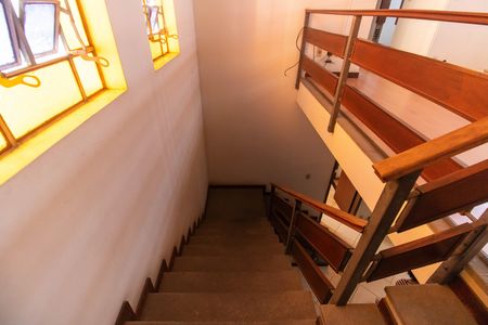 Casa à venda com 207m², 5 quartos e 4 vagas Casa à venda com 207m², 5 quartos e 4 vagasEscada