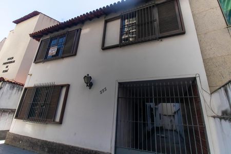 Casa à venda com 207m², 5 quartos e 4 vagas Casa à venda com 207m², 5 quartos e 4 vagasFachada