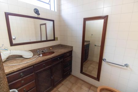 Casa à venda com 207m², 5 quartos e 4 vagas Casa à venda com 207m², 5 quartos e 4 vagasBanheiro Social