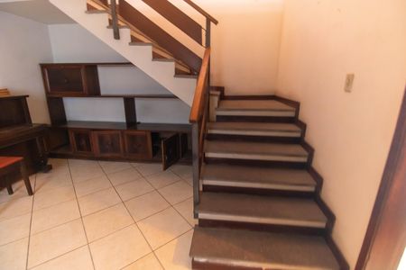 Casa à venda com 207m², 5 quartos e 4 vagas Casa à venda com 207m², 5 quartos e 4 vagasEscada