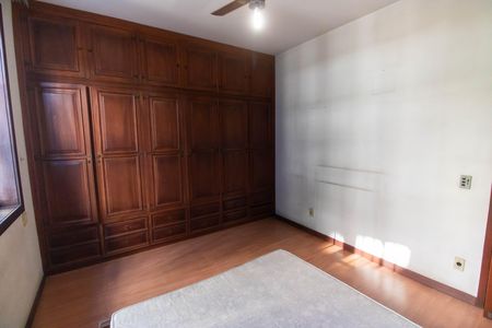 Casa à venda com 207m², 5 quartos e 4 vagas Casa à venda com 207m², 5 quartos e 4 vagasQuarto 1