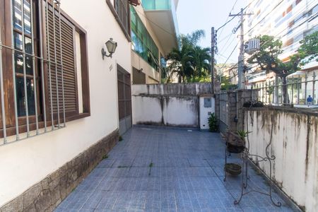 Casa à venda com 207m², 5 quartos e 4 vagas Casa à venda com 207m², 5 quartos e 4 vagasÁrea externa
