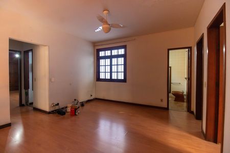 Casa à venda com 207m², 5 quartos e 4 vagas Casa à venda com 207m², 5 quartos e 4 vagasSala