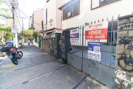 Casa à venda com 207m², 5 quartos e 4 vagas Casa à venda com 207m², 5 quartos e 4 vagasPlaquinha
