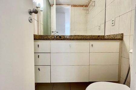 Banheiro social de apartamento para alugar com 2 quartos, 90m² em Lagoa, Rio de Janeiro