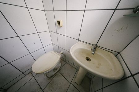 Banheiro de Serviço de casa à venda com 2 quartos, 100m² em Parque Cisper, São Paulo