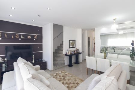 Casa à venda com 153m², 3 quartos e 3 vagas Casa à venda com 153m², 3 quartos e 3 vagasSala