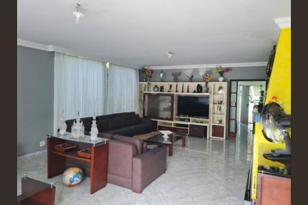 Casa à venda com 7 quartos, 900m² em Vila Friburgo, São Paulo