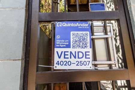 Casa de condomínio à venda com 293m², 3 quartos e 8 vagas Casa de condomínio à venda com 293m², 3 quartos e 8 vagasVista da Rua