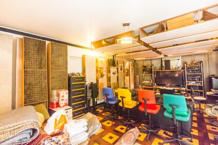 Casa de condomínio à venda com 293m², 3 quartos e 8 vagas Casa de condomínio à venda com 293m², 3 quartos e 8 vagasSala de TV