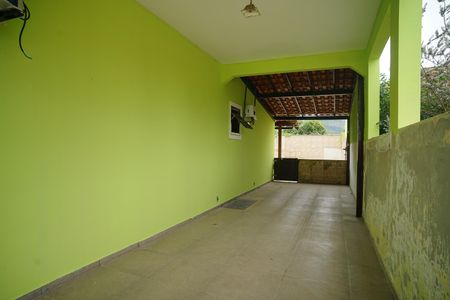 Garagem de casa para alugar com 4 quartos, 300m² em Jardim Atlântico Oeste (itaipuaçu), Maricá