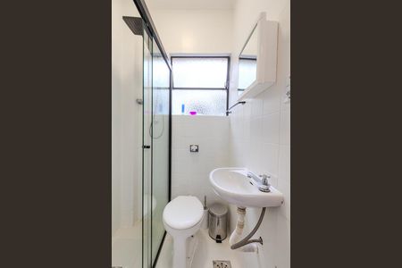 Banheiro de kitnet/studio à venda com 1 quarto, 34m² em Centro Histórico, Porto Alegre
