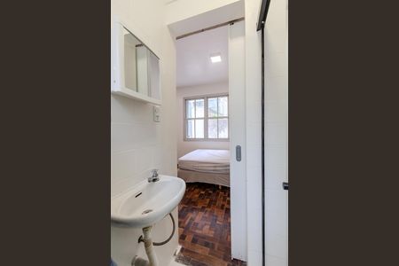 Banheiro de kitnet/studio à venda com 1 quarto, 34m² em Centro Histórico, Porto Alegre